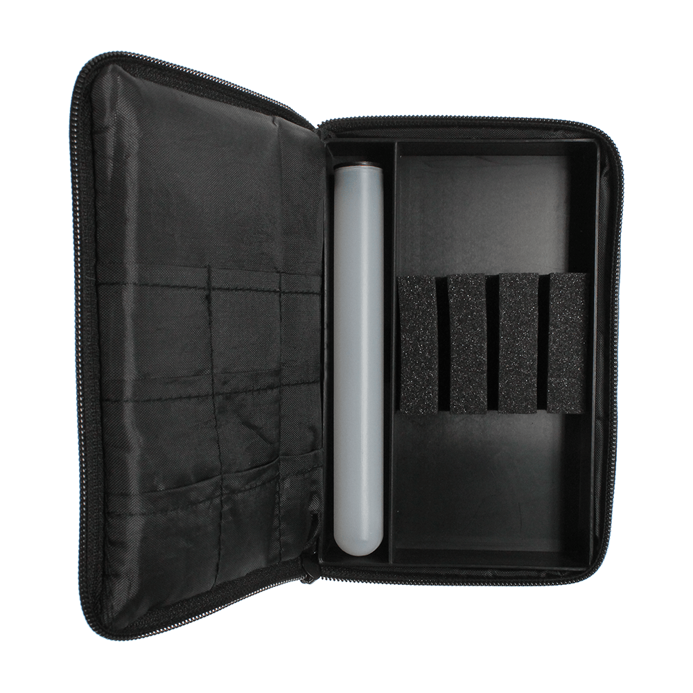 _The_Pak_Dartcase_OPEN_1 Das Bild zeigt das geöffnete Etui „The Pak Dartcase - Lady Pak“. Im Inneren befinden sich mehrere Fächer und Halterungen zur sicheren Aufbewahrung von Dartzubehör.