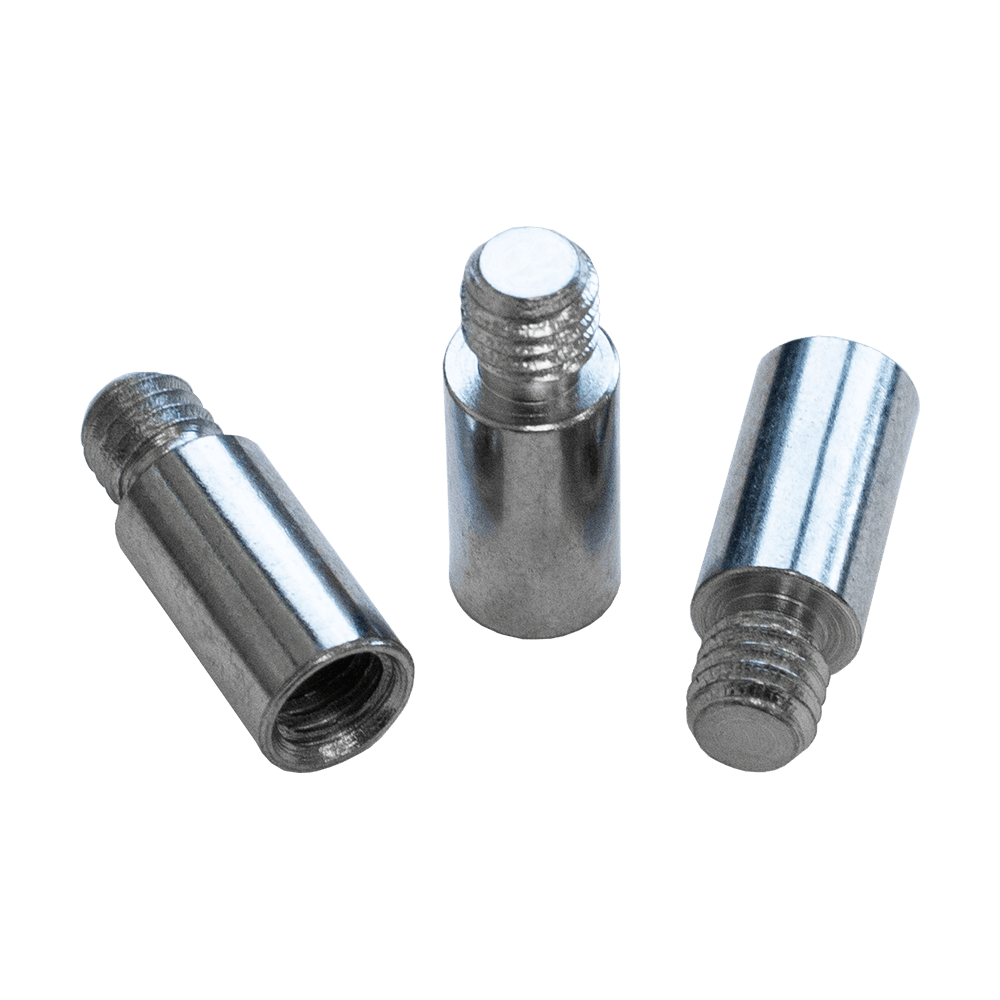 602_Addagrams_1_Silber Auf dem Bild sind drei silberne Metallstifte mit Gewinde zu sehen. Sie liegen auf einer hellen Oberfläche und sind unterschiedlich ausgerichtet.