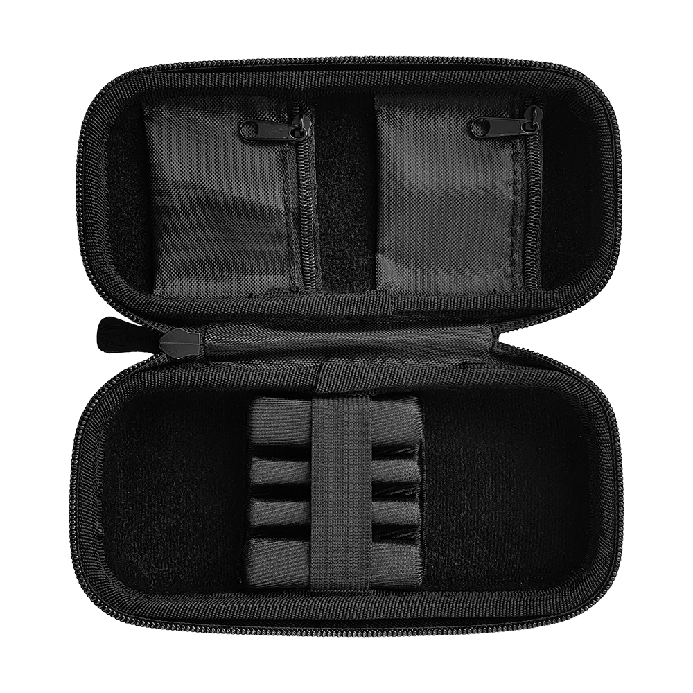 Target Takoma Dartwallet Das Bild zeigt ein offenes schwarzes Etui mit mehreren Fächern und elastischen Halterungen. Im oberen Teil sind zwei kleine Taschen mit Reißverschlüssen zu sehen.