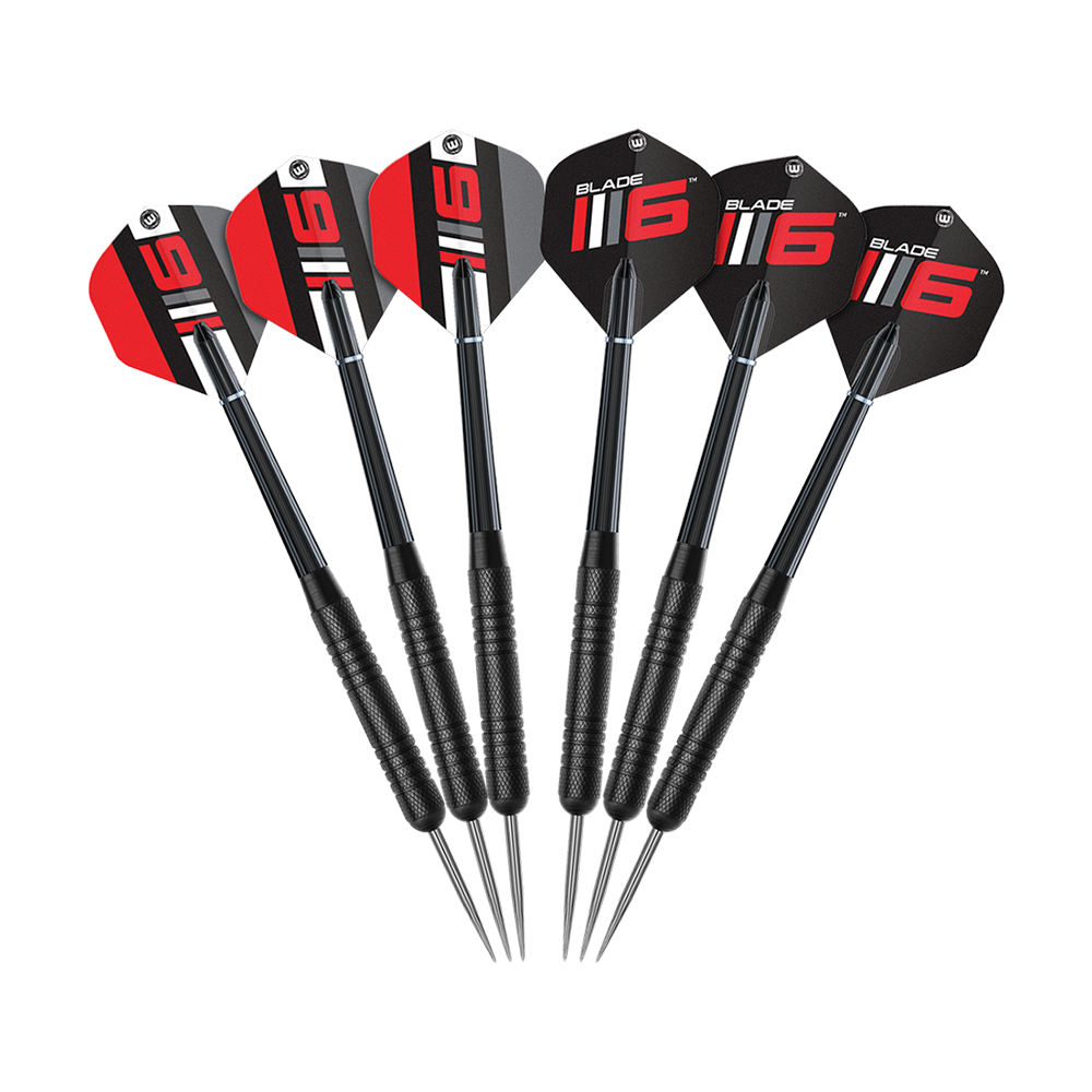 Das Bild zeigt das Winmau Blade 6 Triple Core Set mit 2 Sets Darts. Das Produkt beinhaltet eine hochwertige Dartscheibe mit zwei Dart-Sets.