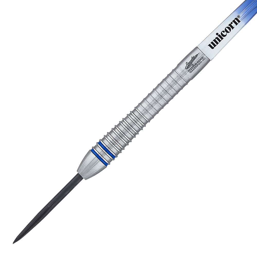 29030_Unicorn_World_Champion_Gary_Anderson_Phase_6_Steeldarts_2 Auf dem Bild ist ein silberner Steeldart mit blauen Akzenten zu sehen. Auf dem Schaft steht der Markenname "Unicorn" und eine Signatur.