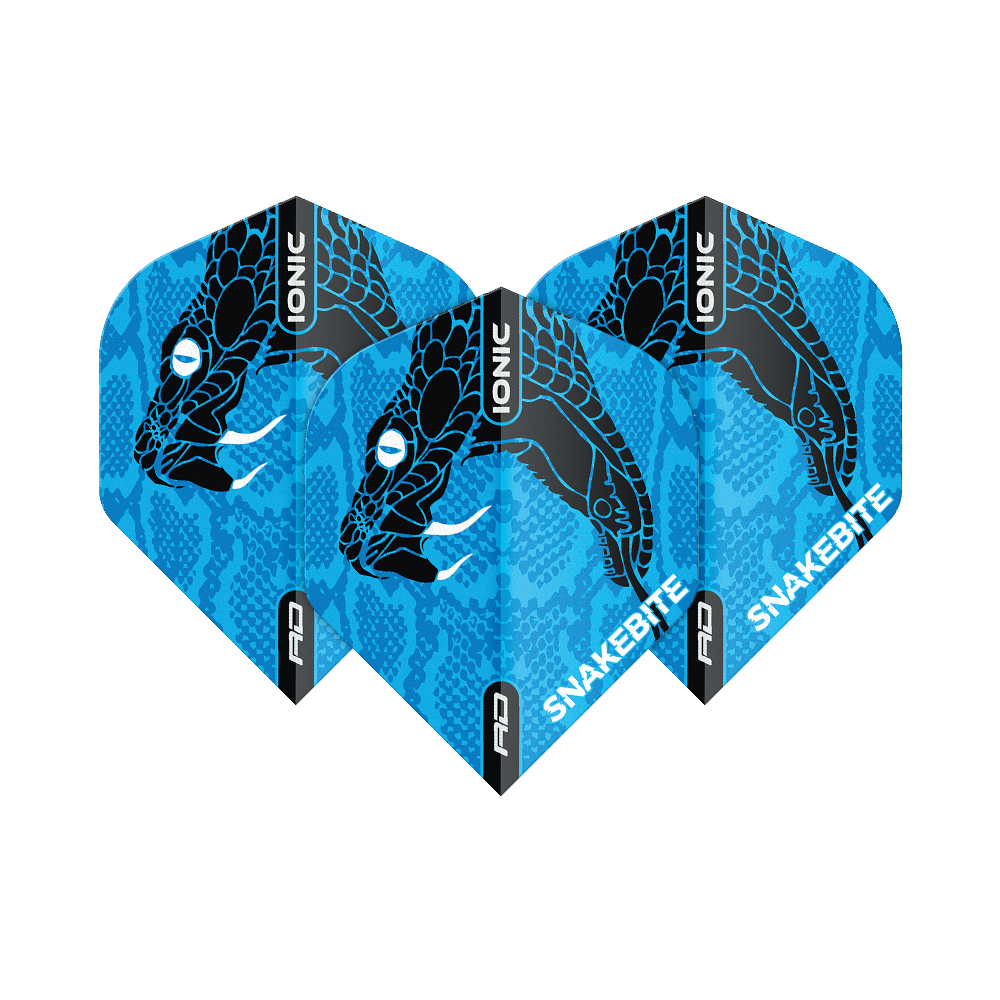 Auf dem Bild sind drei blaue Dart-Flights mit einem schwarzen Schlangenkopf-Design zu sehen. Auf den Flights stehen die Worte „IONIC“ und „SNAKEBITE“.