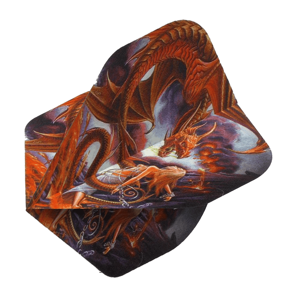 Alchemy Forge Of Vesuvius No2 Standard Flights Das Bild zeigt die Alchemy Forge Of Vesuvius No2 Standard Flights mit einem auffälligen Drachenmotiv. Die Flights sind farbenfroh gestaltet und ideal für Dartpfeile geeignet.