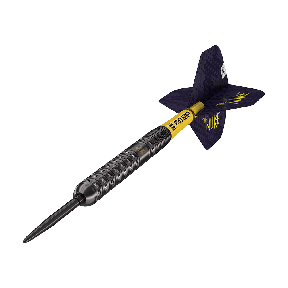 190229_Target_Luke_Littler_GEN1_Swiss_Point_Steeldarts_4 Auf dem Bild ist ein Steeldart mit einem schwarzen, geriffelten Schaft und einer gelben "Pro Grip"-Beschriftung zu sehen. Die Flügel sind dunkel und tragen die Aufschrift "THE NUKE".