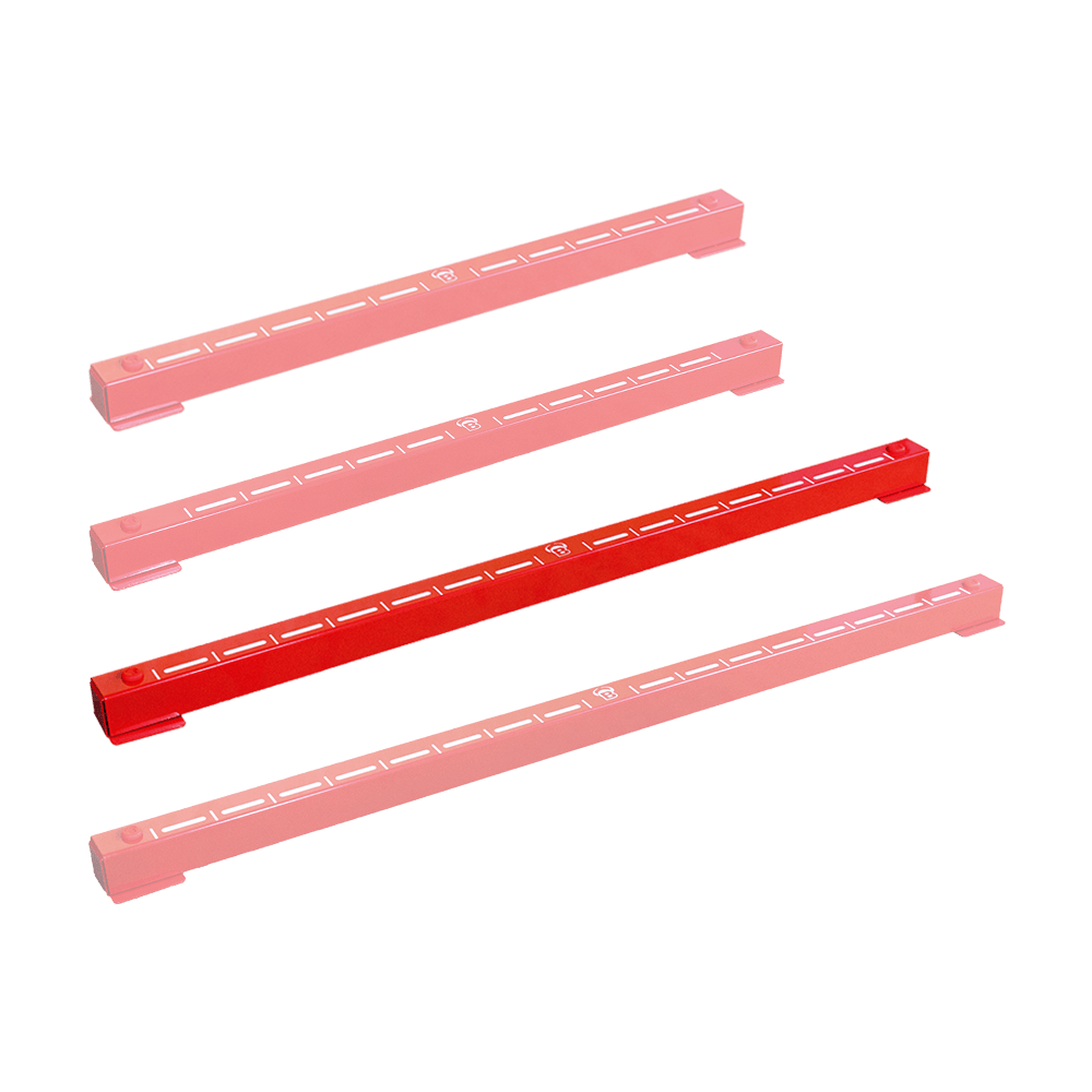 67823_Bulls_Oky_System_Metall_Oche_O80_2 Das Bild zeigt vier rote Metallleisten des Produkts "Bulls Oky Metall Oche". Sie sind mit weißen Markierungen versehen und werden beim Darts als Wurflinie verwendet.