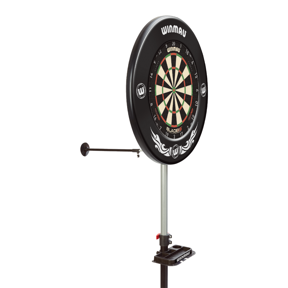 4020_Winmau_Xtreme_Dartboardst-nder_3rxRivD98nUayl Das Bild zeigt den Winmau Xtreme Dartboard Stand 2 mit einer darauf montierten Dartscheibe. Der stabile Ständer bietet eine mobile und flexible Lösung zum Spielen von Darts.