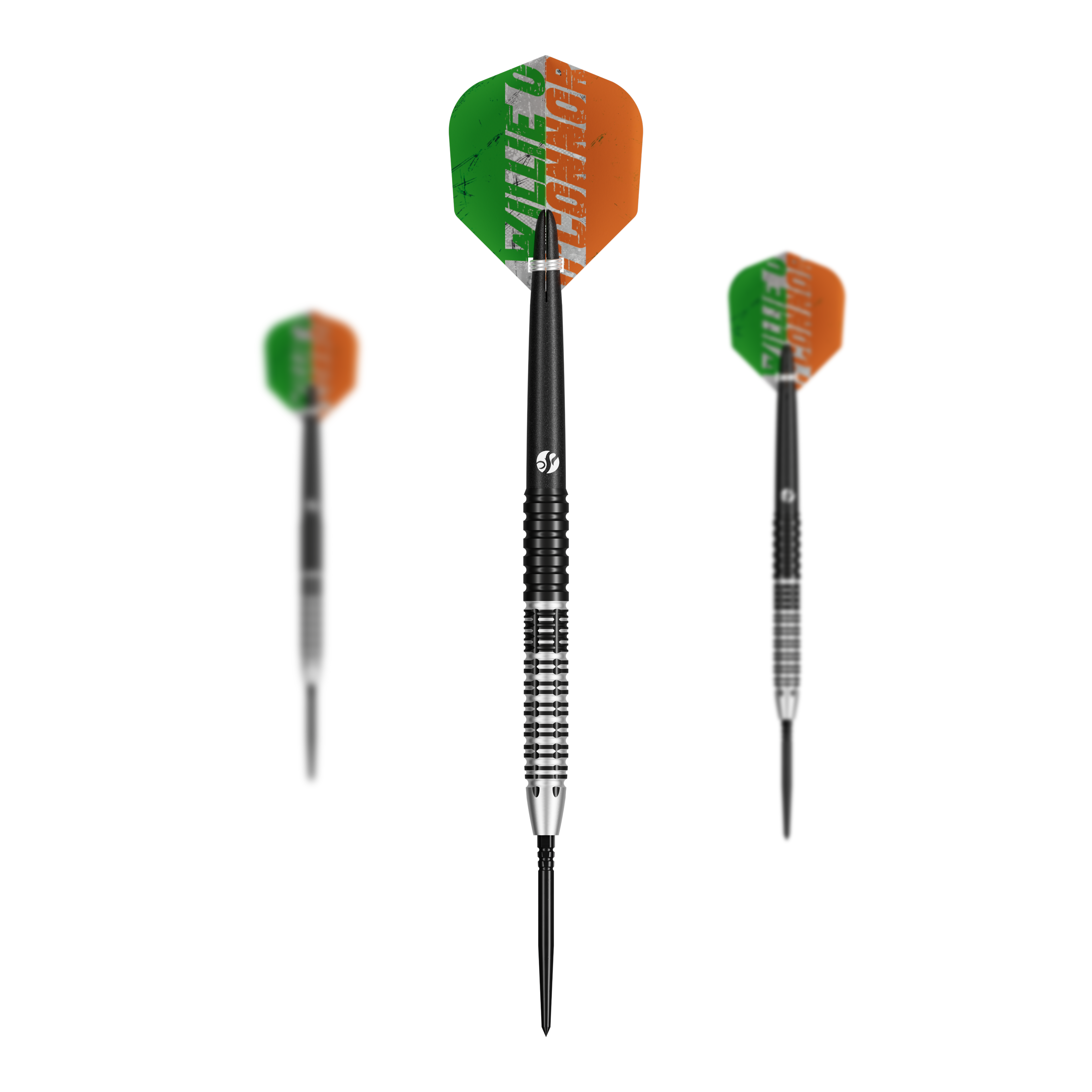 Mehrere Dartpfeile mit silbernen Spitzen sind zu sehen. Die Pfeile liegen parallel nebeneinander.