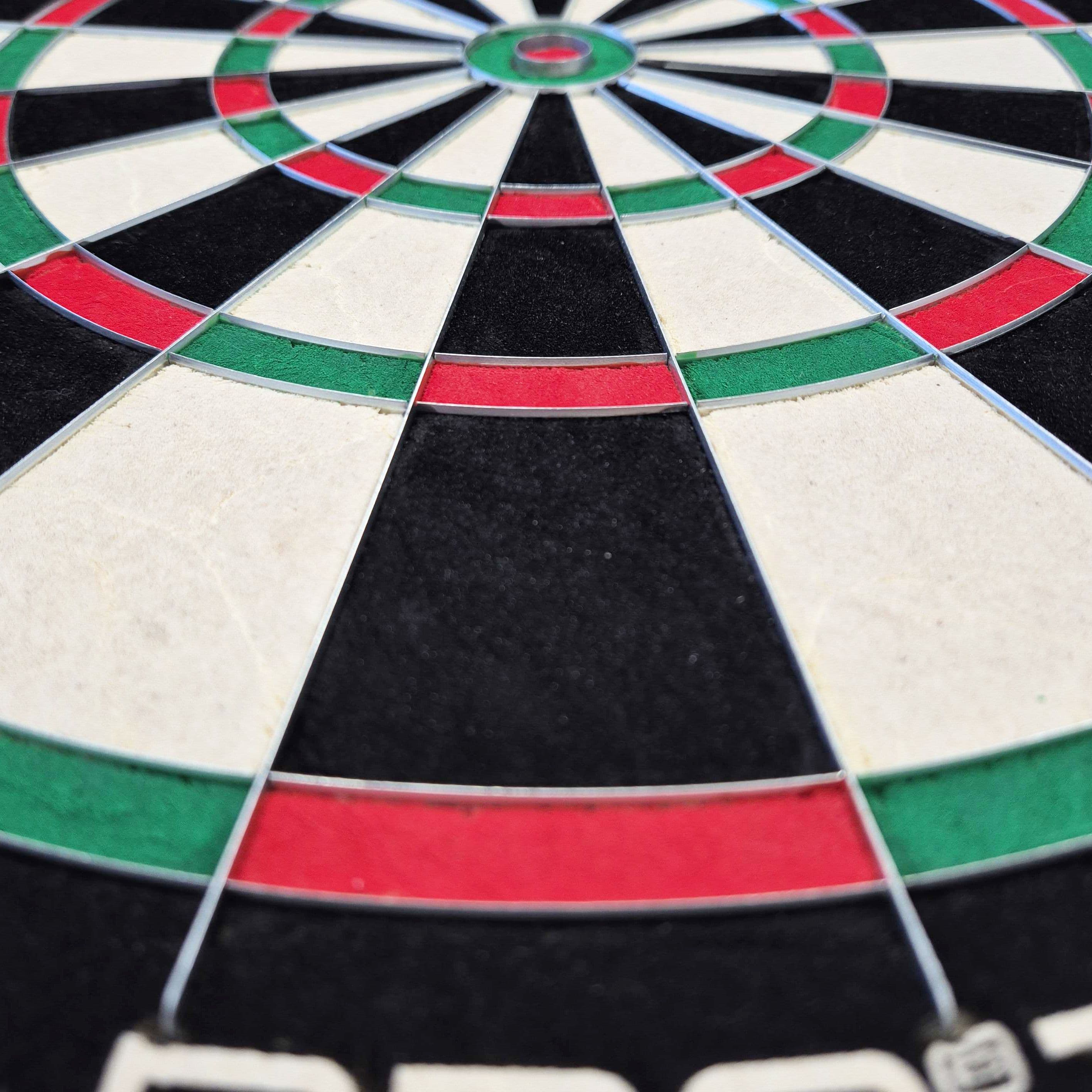 Harrows Quadro 240 steel dartboard Harrows Quadro 240 Steeldartboard wird aus einer anderen Perspektive gezeigt. Das Rundsegment ist gut zu erkennen.