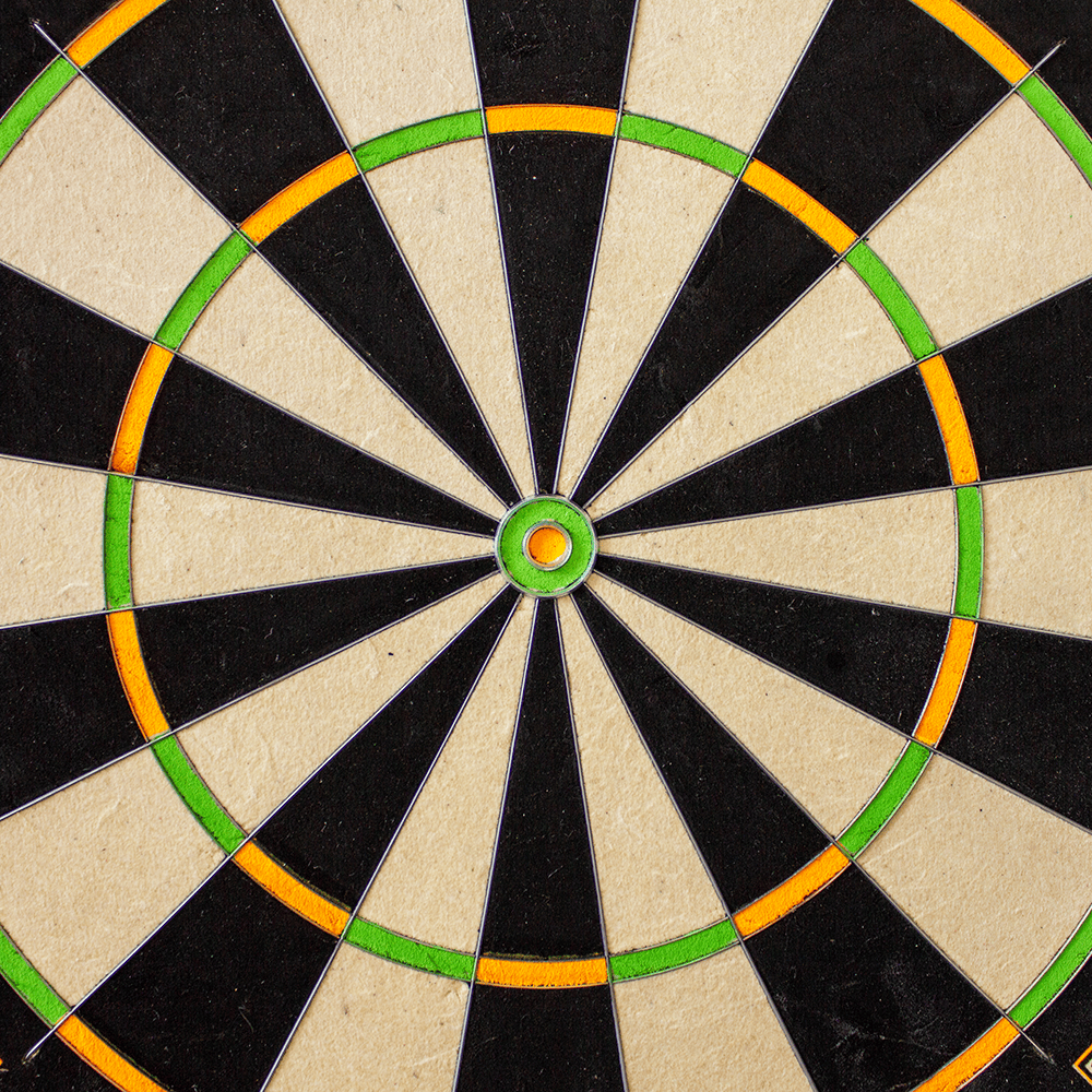 3023_Winmau_Champions_Choice_DualCore_Dartboard_31OalkqlJd5YsR Winmau Champions Choice DualCore Dartboard aus direkter Perspektive. Das Board besitzt klar erkennbare Segmente.