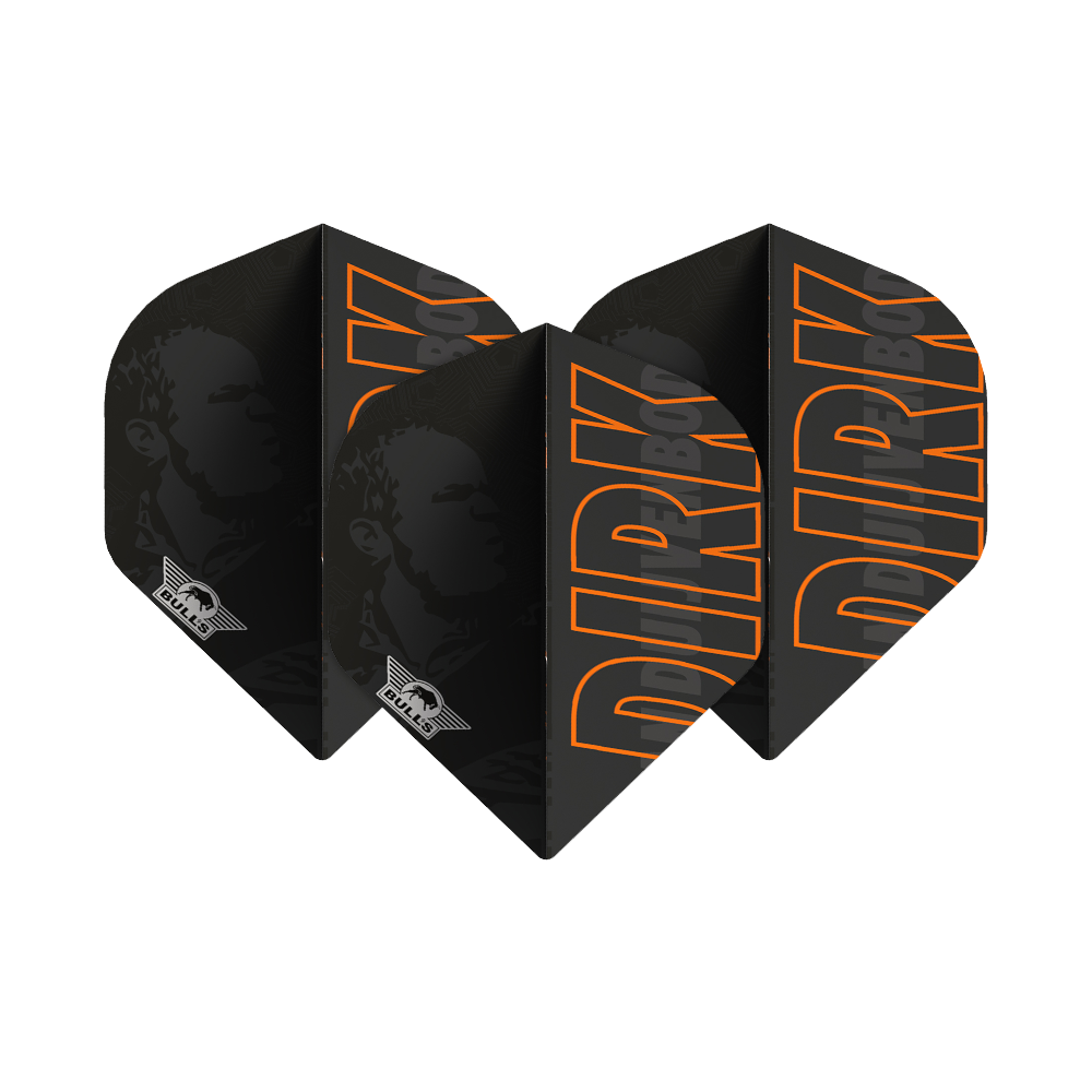 Das Bild zeigt schwarze Dartflights mit dem Namen "DIRK" in großen orangefarbenen Buchstaben. Auf den Flights ist außerdem das Logo von Bulls und ein Porträt im Hintergrund zu sehen.