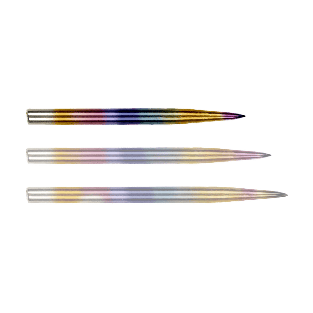 BU57613_BullsNL_Rainbow_Steeldartspitzen_32mm_1fvb7UNadmUliJ Das Bild zeigt drei Steeldartspitzen des Produkts "Bulls NL Rainbow Steeldartspitzen". Die Spitzen haben eine glänzende, regenbogenfarbene Oberfläche.