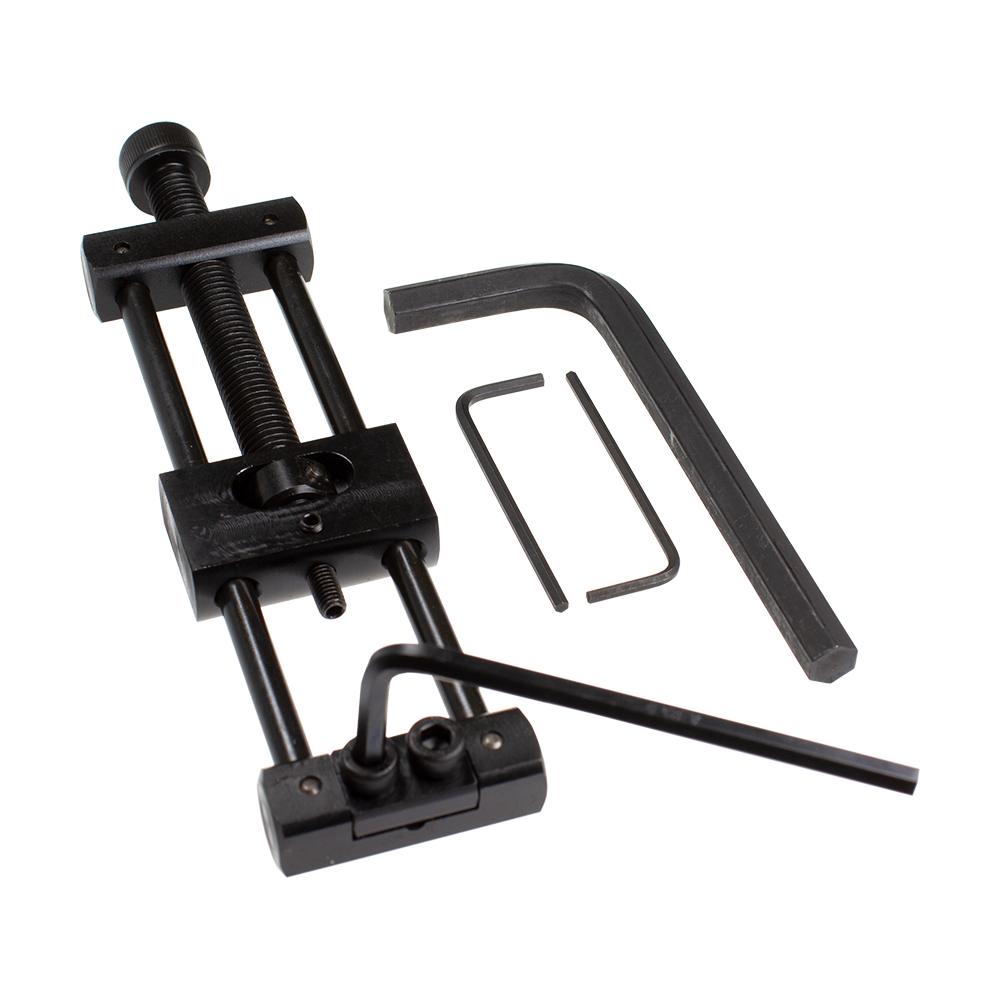 Das Bild zeigt den Designa Dart Repointer Black Pro Edition - Spitzenwechsler. Es handelt sich um ein Werkzeug für Dartspieler zum Wechseln der Spitzen.