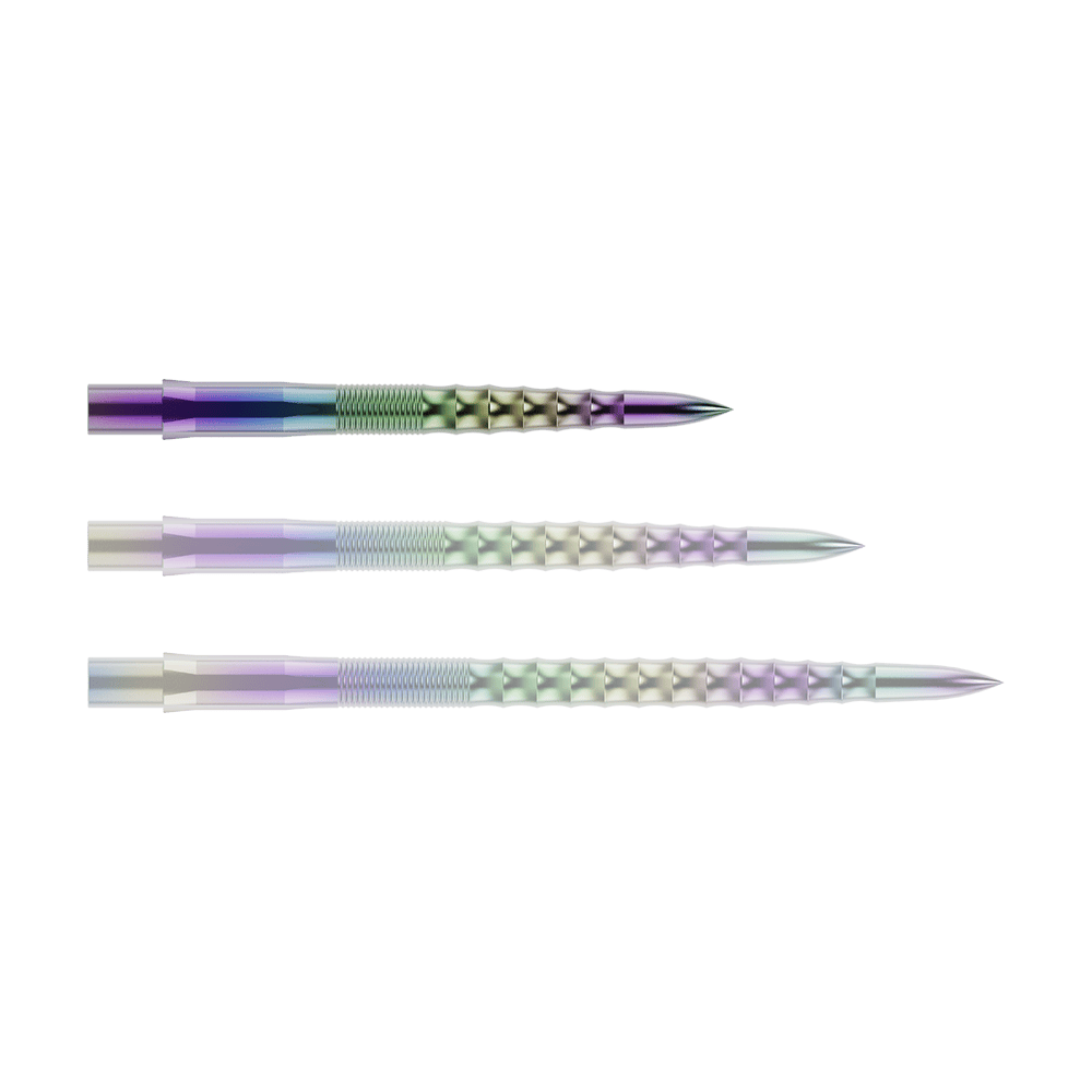 Mission Caliburn EVO dart tips - Ripple - Coral Auf dem Bild sind drei bunte Steeldartspitzen mit einem geriffelten und gewellten Muster zu sehen. Sie liegen parallel nebeneinander auf einem grünen Hintergrund.