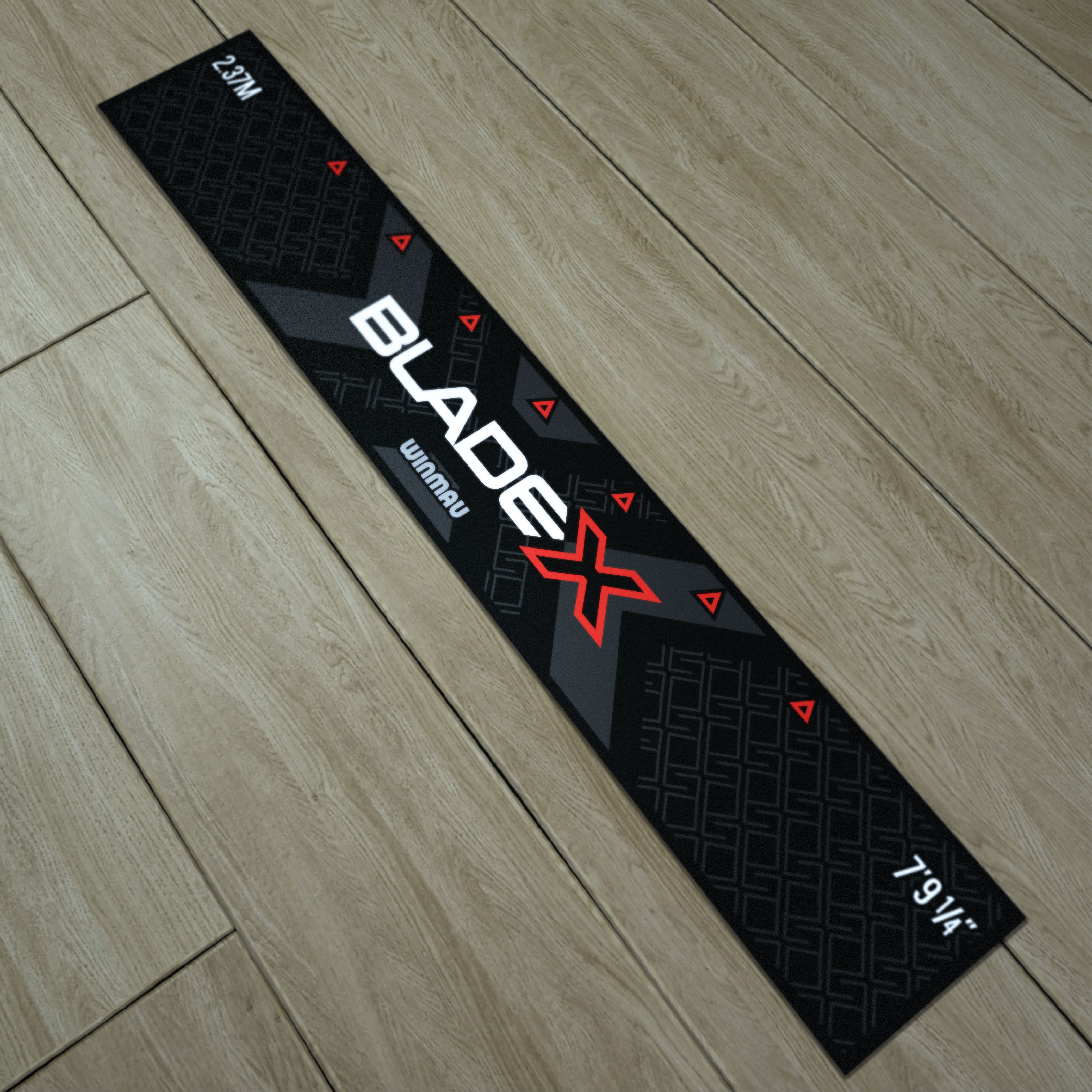 Zu sehen ist die Winmau Blade X Abwurflinie. Sie hilft, die richtige Entfernung beim Werfen festzulegen.