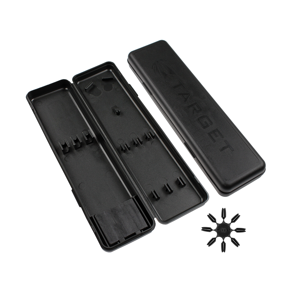 Target_Plastikboxf23GfQf010hUT Das Bild zeigt ein schwarzes, geöffnetes Etui für Darts mit dem Schriftzug "TARGET" auf dem Deckel. Daneben liegt ein kleines, sternförmiges Zubehörteil für Dartspitzen.