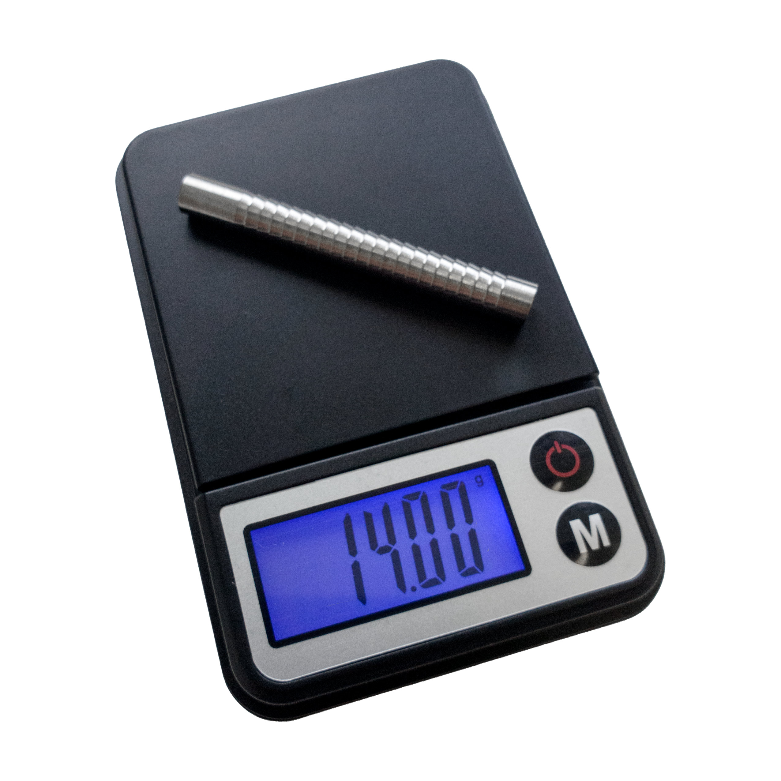 MCD19_McDart_Mini_Waage_1 Die Abbildung zeigt die McDart Mini Waage mit einem Metallstab darauf. Auf dem Display wird ein Gewicht von 14,00 Gramm angezeigt.
