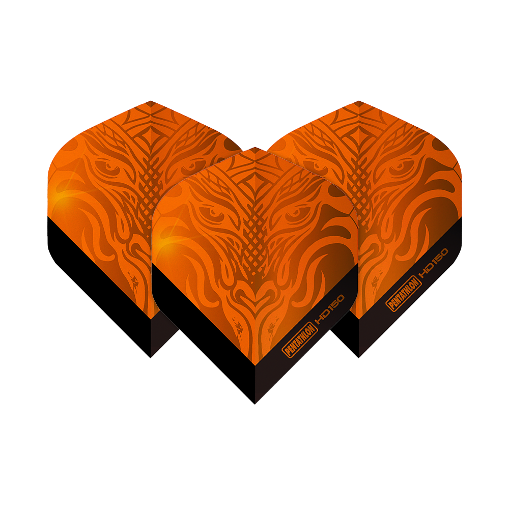 Pentathlon HD150 Metallic Orange Standard Flights Das Bild zeigt drei Pentathlon HD150 Metallic Orange Standard Flights. Sie haben ein auffälliges orangenes Design mit schwarzen Akzenten und einem dekorativen Muster.