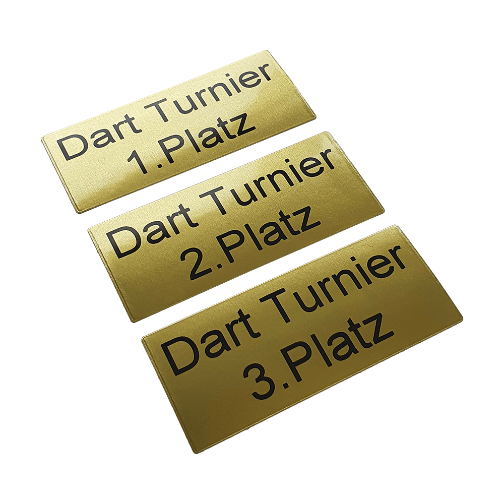 P-Schild_McDart_Pokalschild_mit_Wunschtext_2 Das Bild zeigt drei goldene Pokalschilder mit schwarzer Schrift. Auf den Schildern steht jeweils "Dart Turnier" und der Platz, zum Beispiel "1. Platz", "2. Platz" und "3. Platz".
