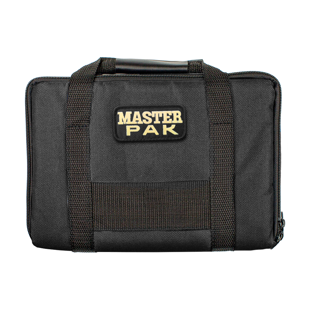 Pak2_Master_Pak_Darttasche_Schwarz_1 Die Abbildung zeigt eine schwarze Tasche mit dem Schriftzug "MASTER PAK" auf der Vorderseite. Es handelt sich um die Master Pak Darttasche mit zwei stabilen Tragegriffen.