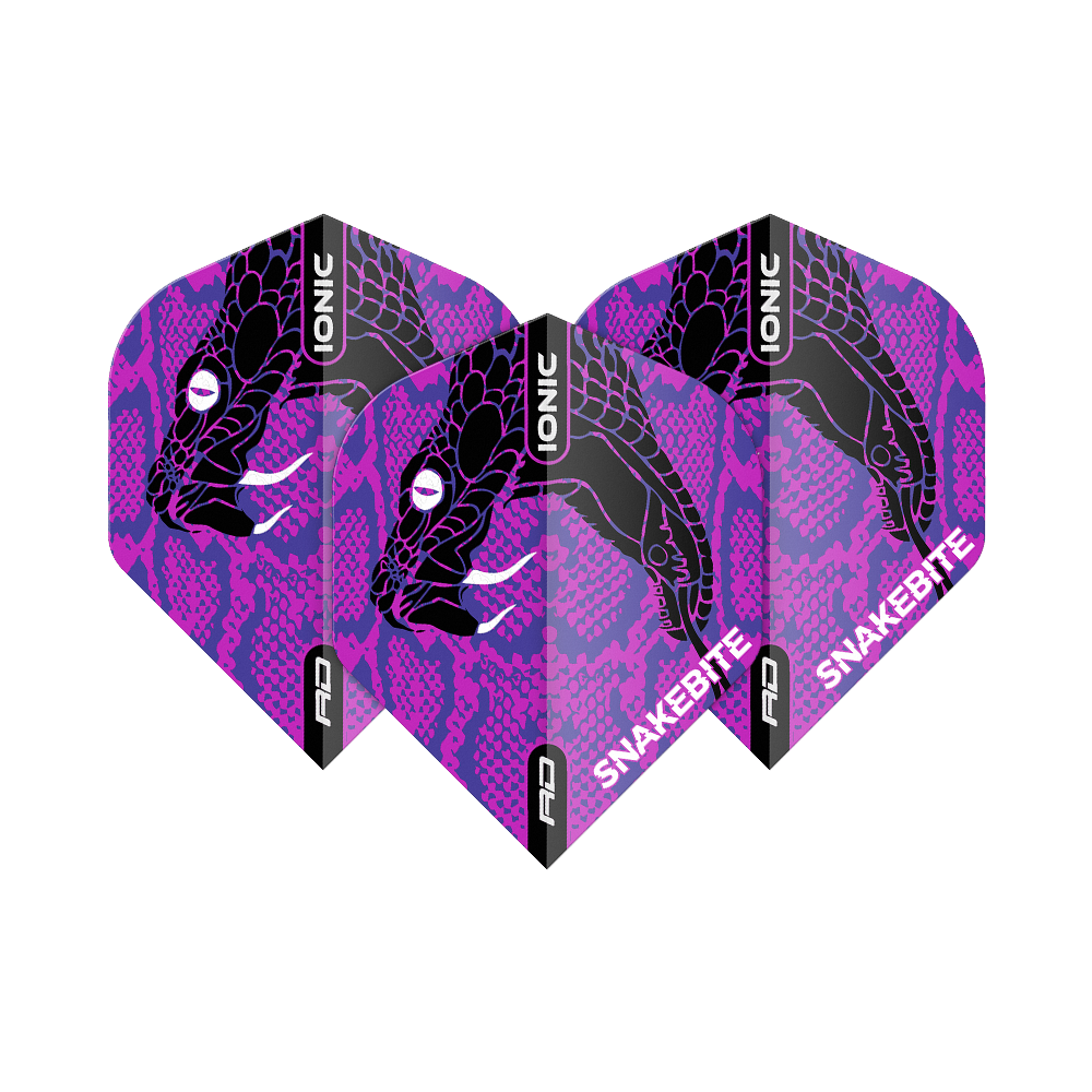 TF6570_Red_Dragon_Hardcore_Ionic_Snakebite_Purple_Head_Standard_Flights_1M5Gepr9rFyyhg Das Bild zeigt drei Dart-Flights mit einem auffälligen lila-schwarzen Schlangenkopf-Design. Auf den Flights stehen die Wörter "IONIC" und "SNAKEBITE".