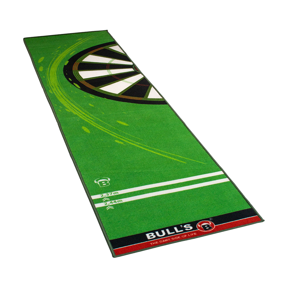 67809_Bulls_Carpet-Mat_120_Green_1 Das Bild zeigt den grünen Bulls Carpet-Mat Teppich 120 mit Dartboard-Motiv. Am unteren Rand sind Markierungen für verschiedene Wurfdistanzen und das Bulls Logo zu sehen.