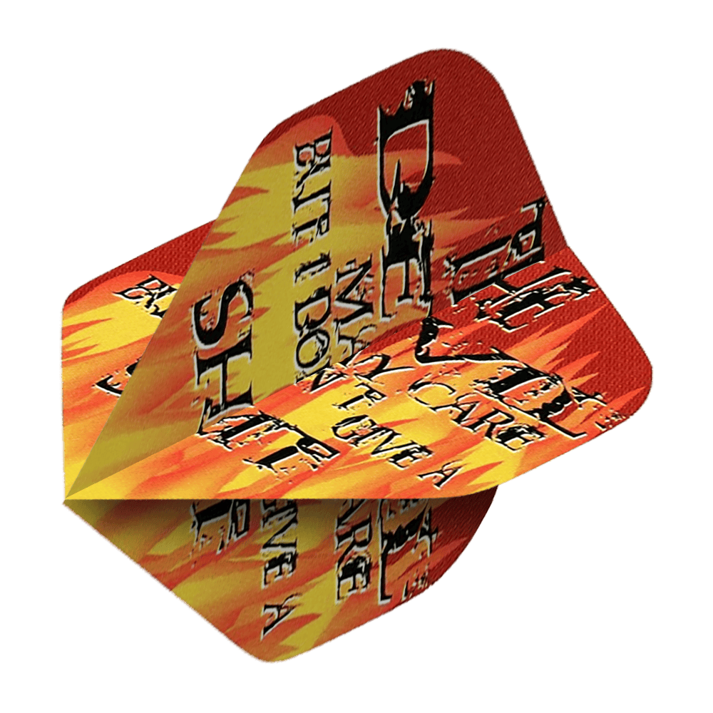 Pentathlon Flights The Devil May Care Das Bild zeigt ein Dart-Flight namens "Pentathlon The Devil May Care No2 Standard Flights". Das Design ist in Rot und Gelb gehalten und zeigt auffällige Schriftzüge sowie Flammenmotive.