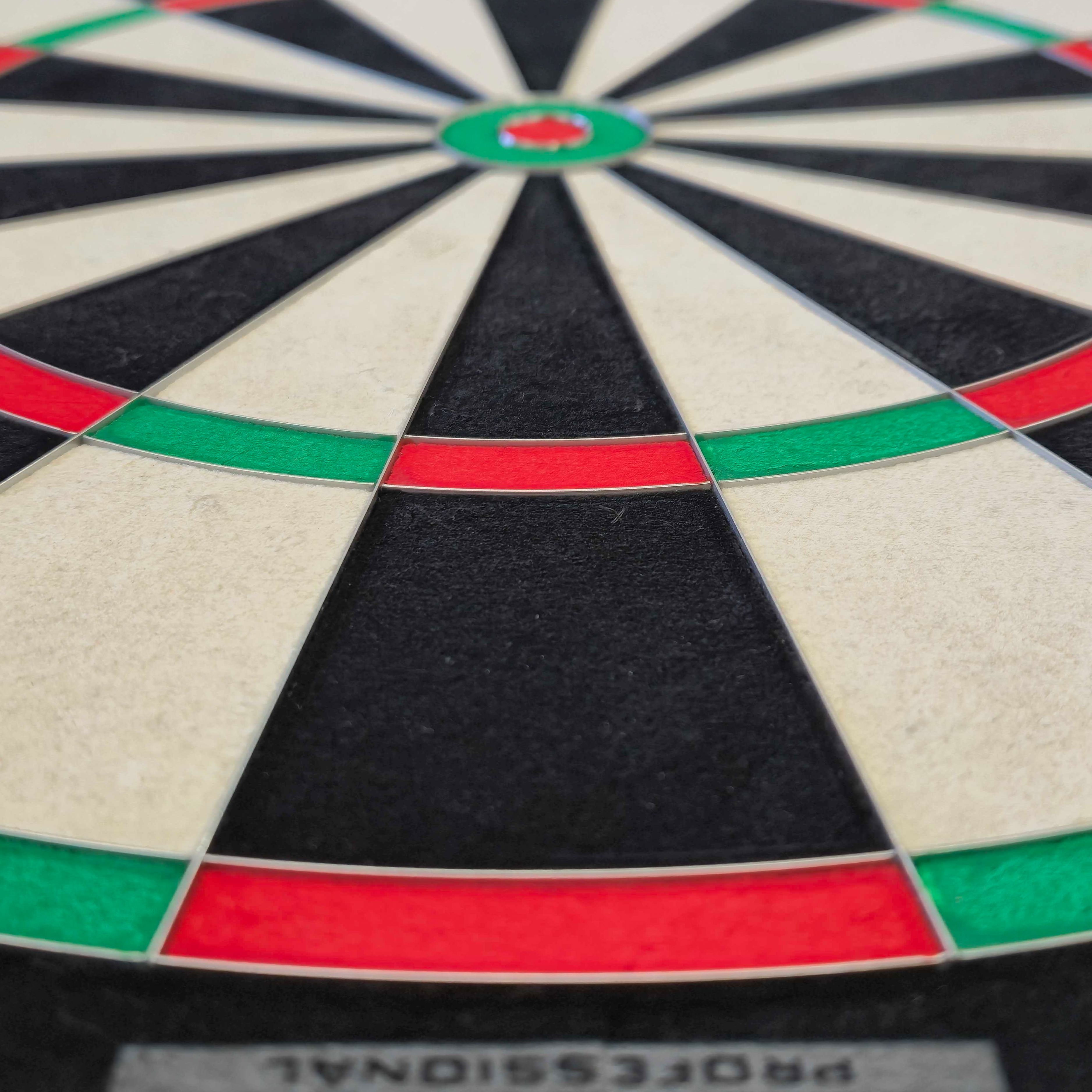 Harrows Fortis Steeldartboard ist ein Steeldartboard für Dartspieler. Dieses Produkt ist ideal für Präzision und Haltbarkeit beim Dartspiel.