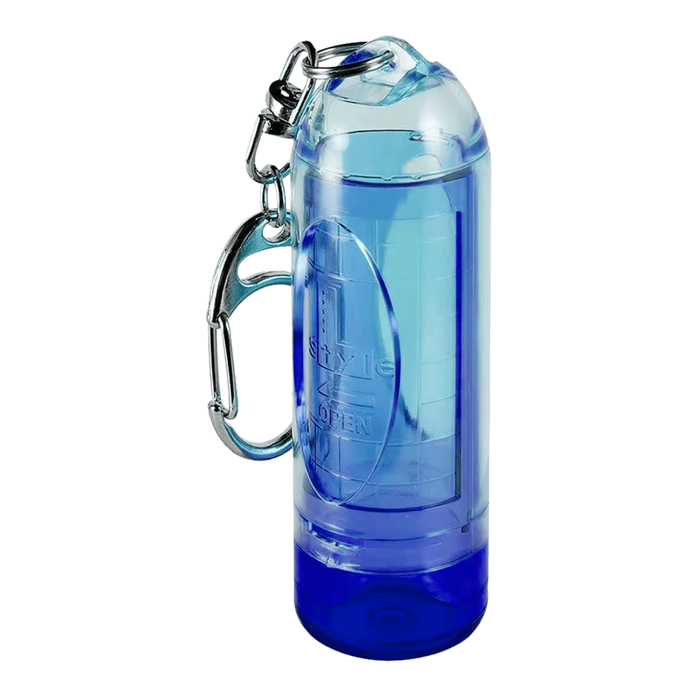 L-L-Styleipstock Tip Case Dies ist ein blauer, transparenter Kunststoffbehälter mit einem Karabiner. Er eignet sich zum Aufbewahren kleiner Gegenstände und kann einfach an Taschen befestigt werden.