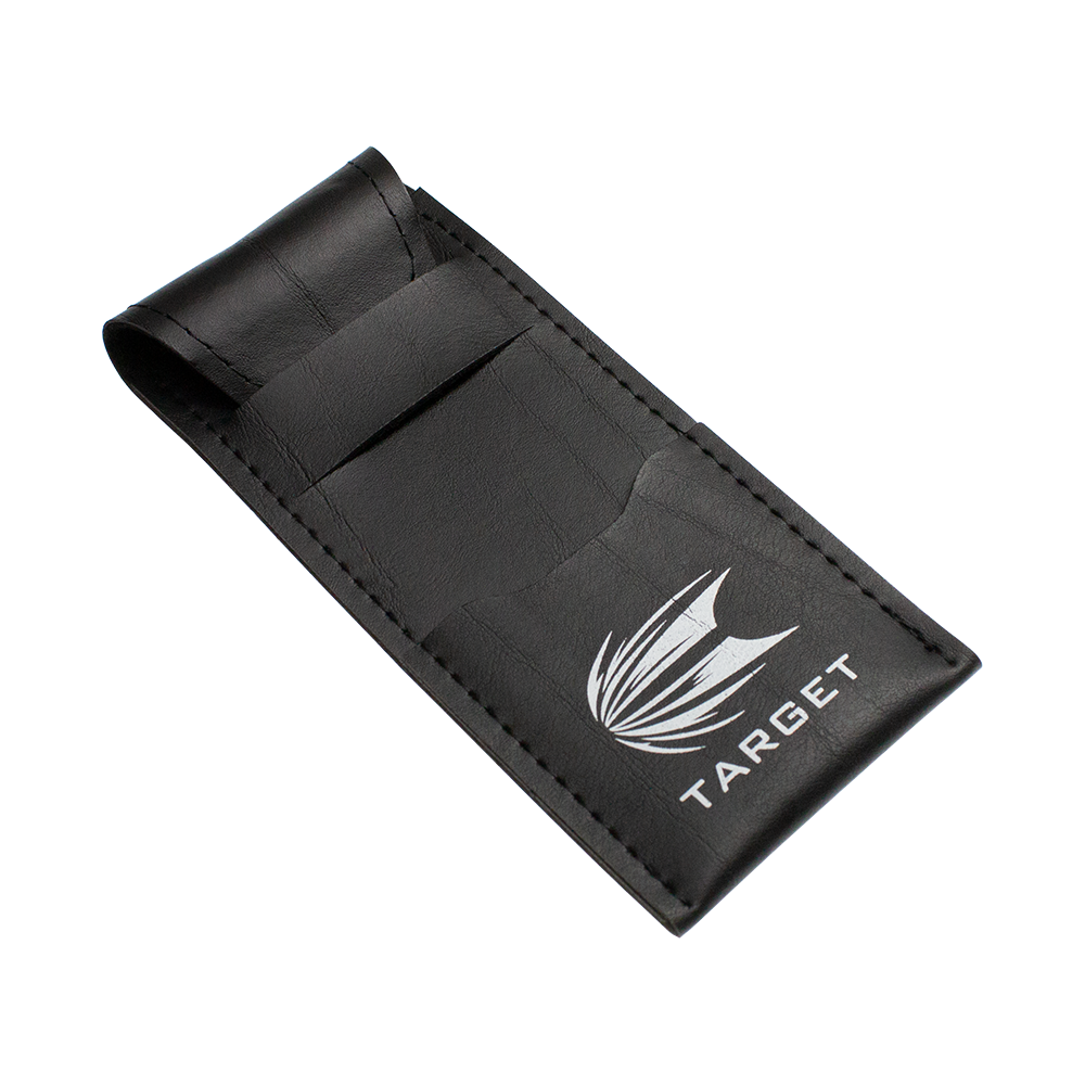 Target-Dart-Wallet Das Bild zeigt ein schwarzes Etui mit dem weißen Logo und Schriftzug "TARGET" darauf. Es dient zur Aufbewahrung von Softdarts, wie zum Beispiel den Target RVB 80% Black Tungsten Softdarts.