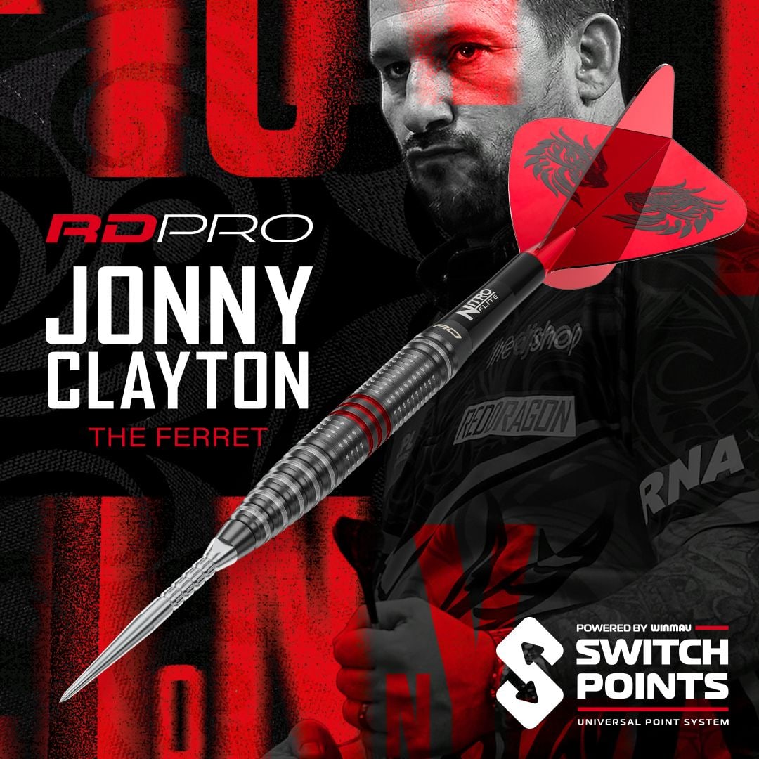 Zu sehen sind Red Dragon Jonny Clayton RD-PRO Switch Point Steeldarts. Das Bild fokussiert auf die präzise Verarbeitung und das Design der Dartpfeile.