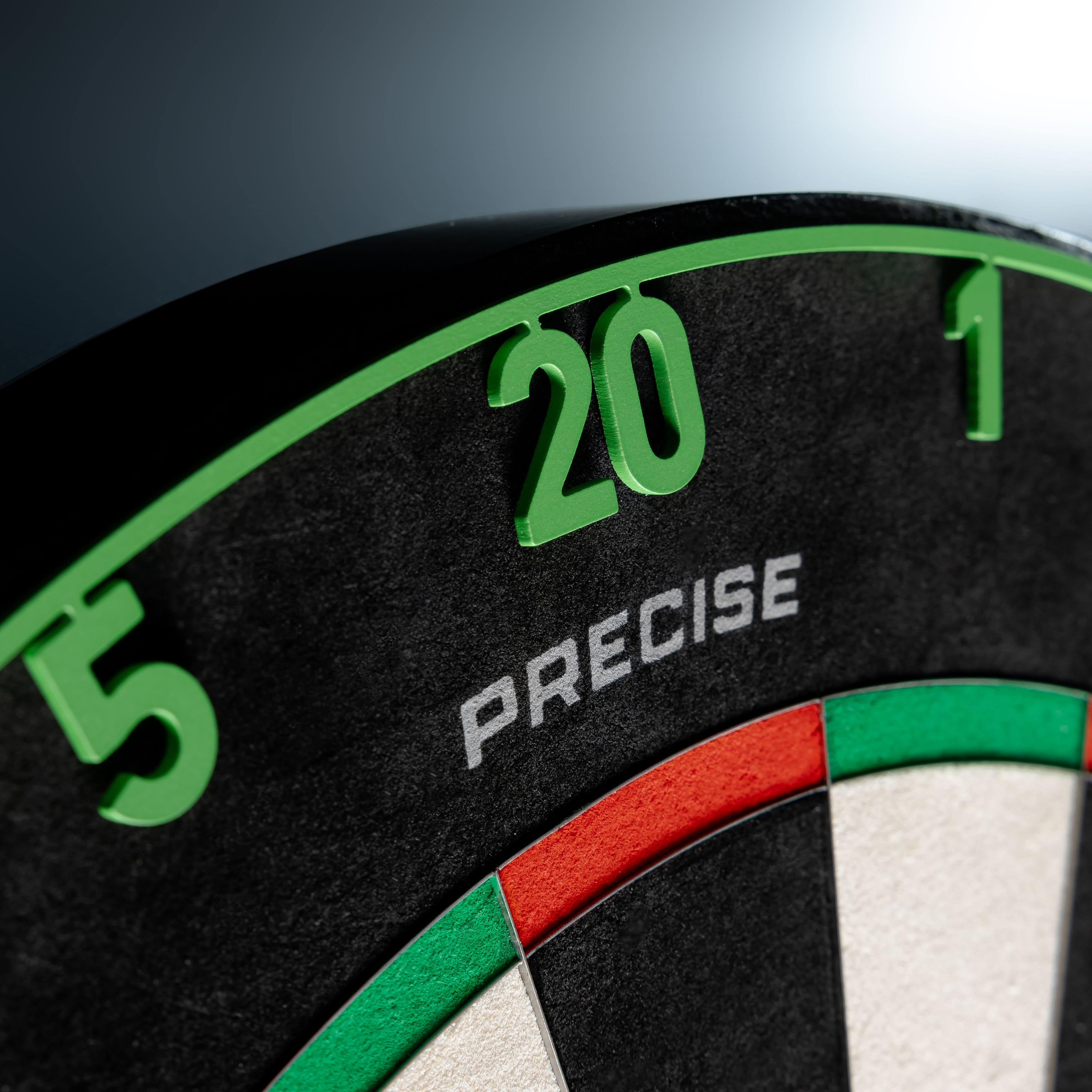 Precise 180 Endorphine Steel Dartboard with Numbered Ring - Emerald Green Auf dem Bild ist das Precise 180 Endorphine Steeldartboard mit Nummernring zu sehen. Das Dartboard hebt sich durch sein modernes Aussehen hervor.
