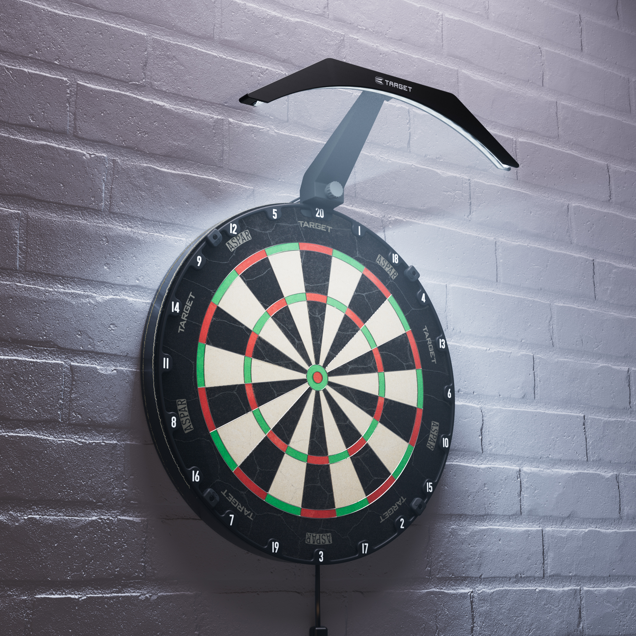 Target ARC V2 Dartboard Lighting Das Bild zeigt eine Dartboard-Beleuchtung namens "Target ARC V2", die über einem Dartboard an der Wand montiert ist. Das Licht leuchtet das Dartboard gleichmäßig aus und sorgt für eine klare Sicht auf die Felder.