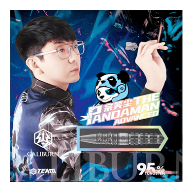 Das Bild zeigt die Steeldarts "Caliburn Player The Pandaman Advanced" mit einem Gewicht von 23g. Im Vordergrund ist ein Spieler mit Dartpfeil sowie das Produktdesign und ein Panda-Logo zu sehen.