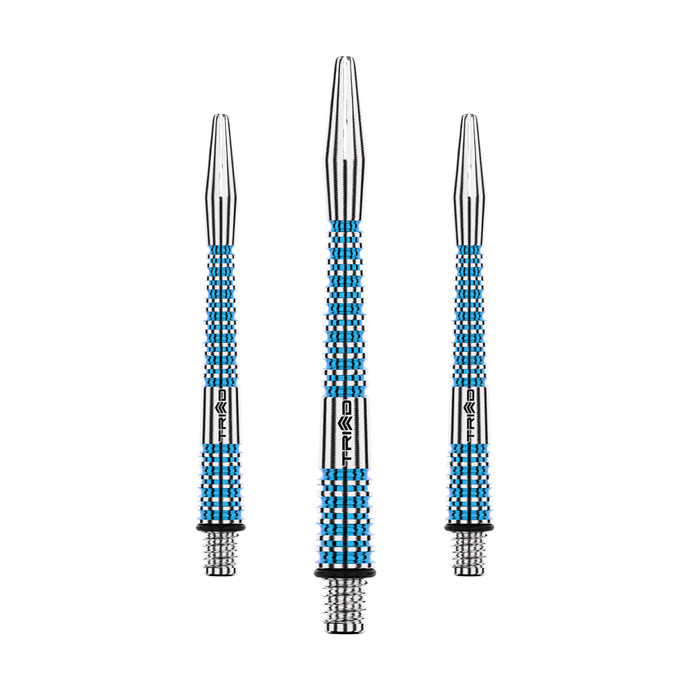 Auf dem Bild sind drei blaue Aluminium-Dartschäfte zu sehen. Sie haben silberne Spitzen und ein feines Rillenmuster am Schaft.
