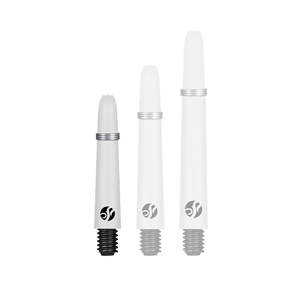 Shot Koi Carbon Shafts - White Das Bild zeigt drei weiße Dartschäfte in unterschiedlichen Längen, die nebeneinander aufgestellt sind. Jeder Schaft hat einen silbernen Ring und ein schwarzes Schraubgewinde am unteren Ende.