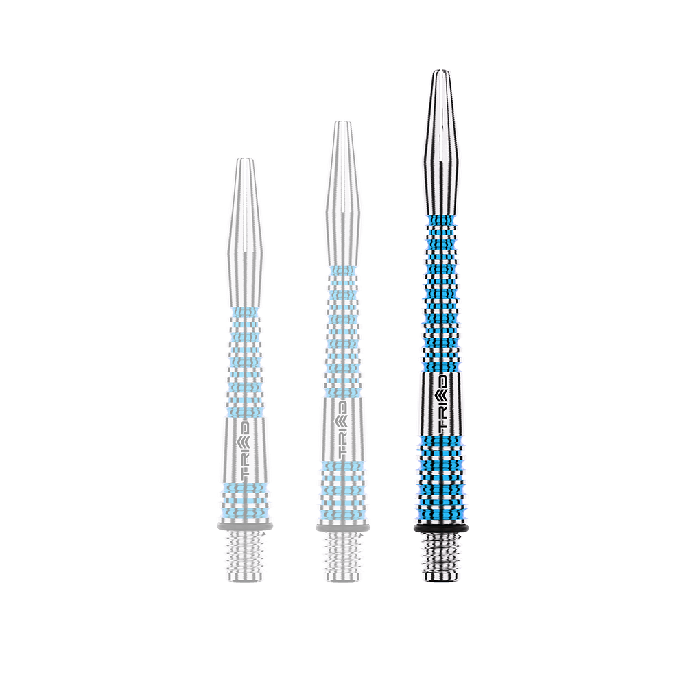Auf dem Bild sind drei silber-blaue Aluminium-Dartschäfte in unterschiedlichen Längen zu sehen. Sie haben ein geriffeltes Design und das Wort "TRIAD" ist auf jedem Schaft eingraviert.