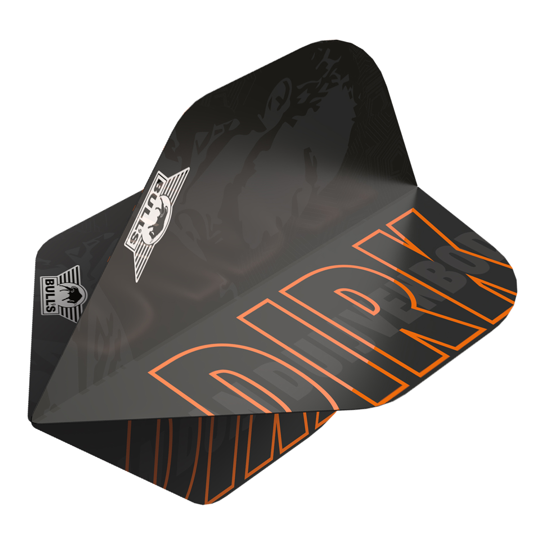 Dies ist ein Dart-Flügel aus der Bulls NL Player 100 Serie für Dirk Van Duijvenbode. Er ist schwarz mit orangefarbenen Akzenten und trägt den Namen "DIRK" sowie das Bulls NL Logo.