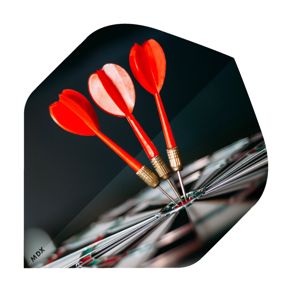 MD-401-Log_2-Seitig_Bedruckte_Flights_Logo_MDX_4 Drei rote Dartpfeile stecken eng beieinander in der Mitte einer Dartscheibe. Im Hintergrund ist alles unscharf und dunkel gehalten.
