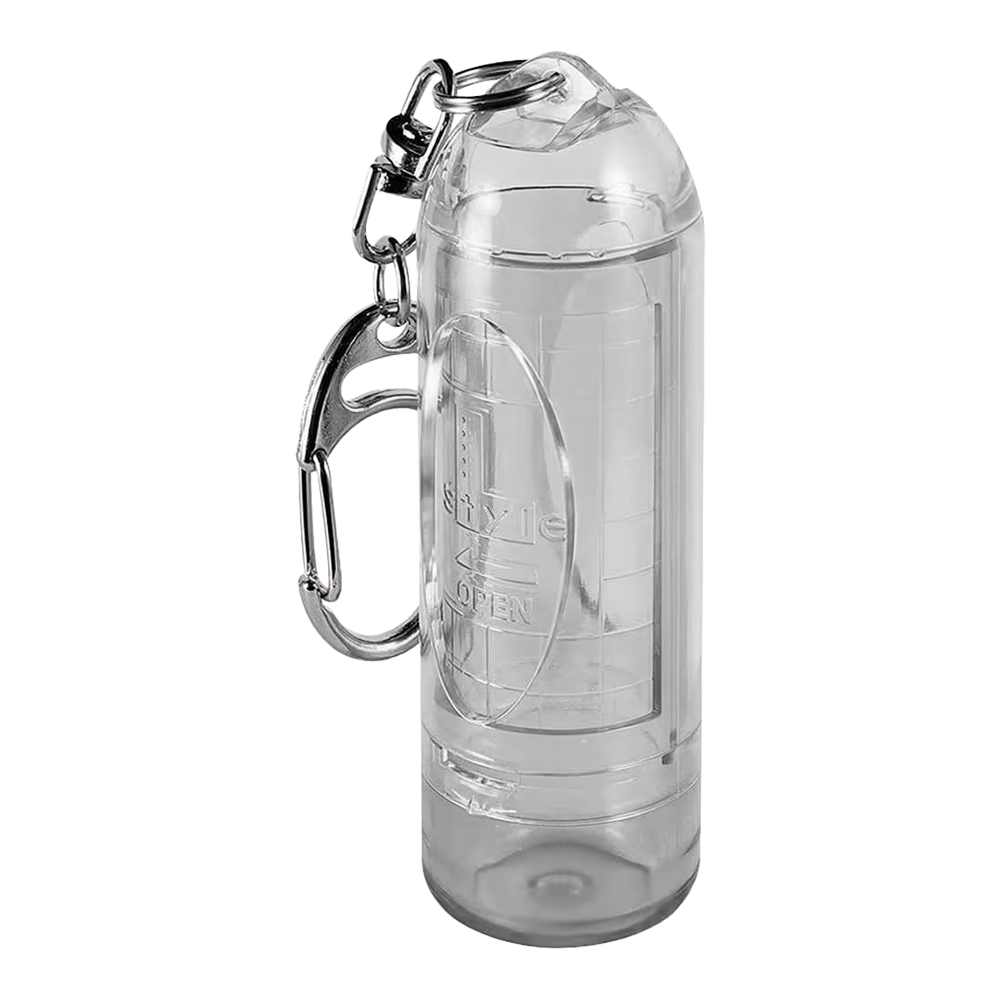L-L-Styleipstock Tip Case Das Bild zeigt ein transparentes, zylindrisches Etui mit Karabinerhaken. Es ist als Aufbewahrungsbehälter für kleine Gegenstände wie Dartspitzen gedacht.