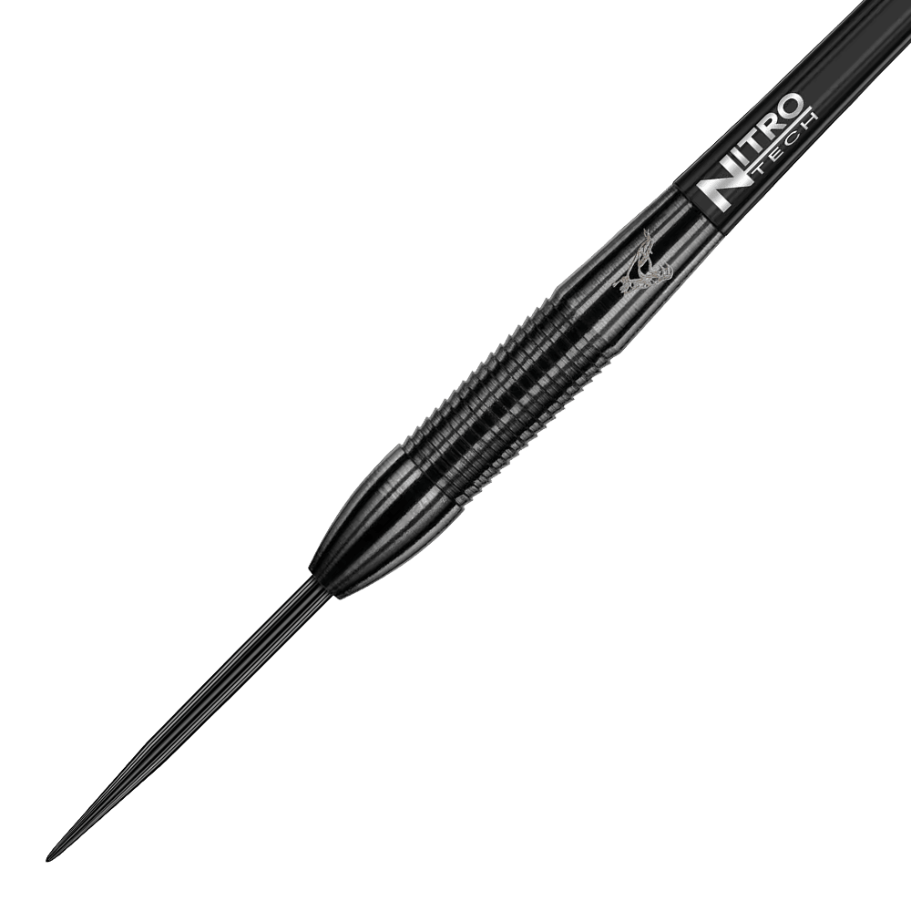 RD1383-RedDragon-Peter-Wright-Snakebite-3-Black-Player-Darts-2 Das Bild zeigt einen schwarzen Steeldart der Marke Red Dragon, Modell Peter Wright Snakebite 3. Auf dem Schaft steht "Nitro Tech" und das Design wirkt hochwertig und präzise verarbeitet.