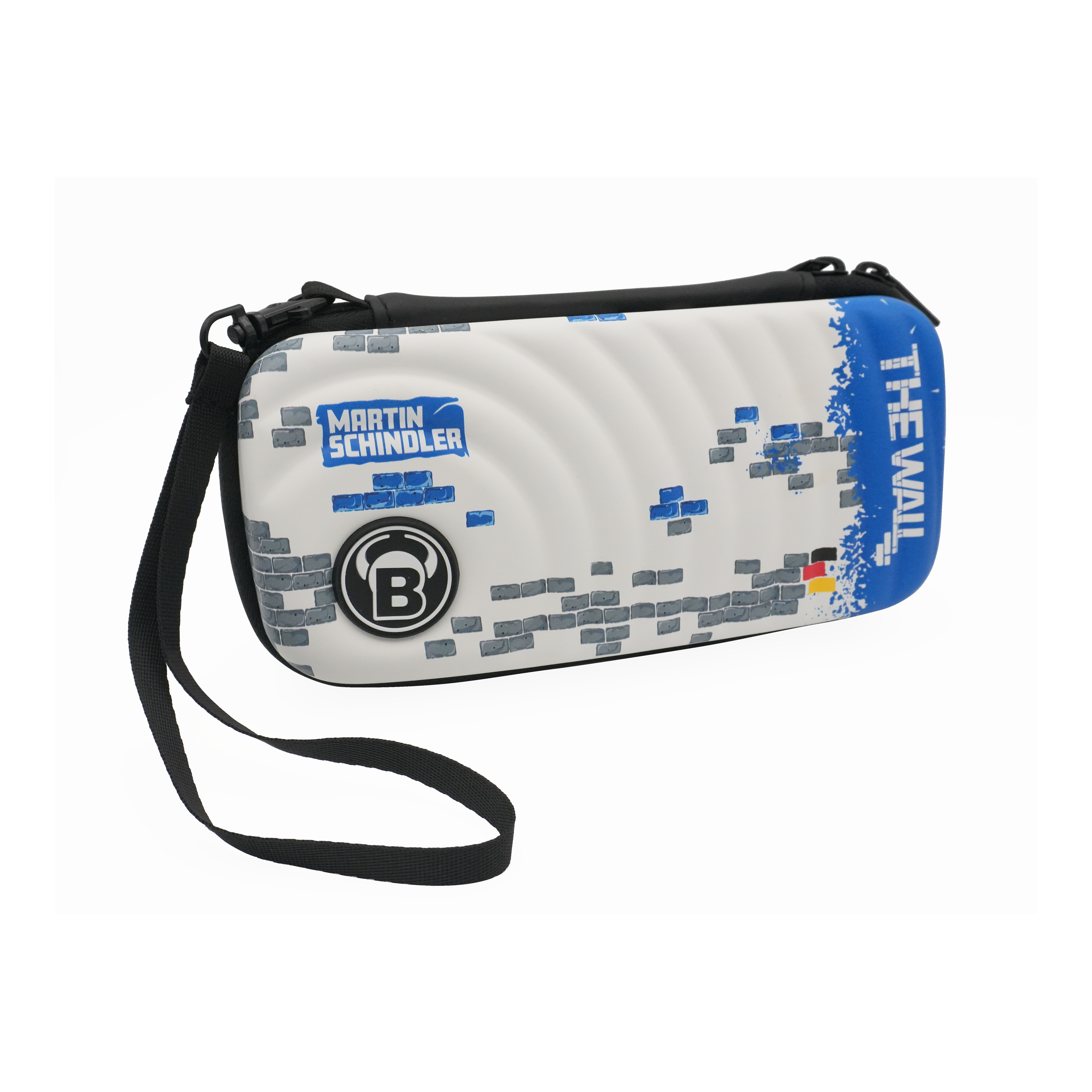 Bulls Orbis S Martin Schindler dart case Das Bild zeigt das Produkt "Bulls Orbis S Martin Schindler Dartcase". Das Dartcase ist weiß mit einem Ziegelstein-Muster, einem blauen Bereich mit der Aufschrift "THE WALL" und besitzt einen schwarzen Trageriemen.