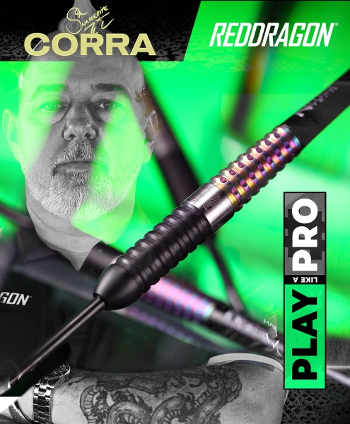Das Bild zeigt einen Mann mit tätowiertem Arm im Hintergrund und einen Dartpfeil im Vordergrund. Im Bild sind die Logos "CORRA", "REDDRAGON" und der Schriftzug "PLAY LIKE A PRO" zu sehen.
