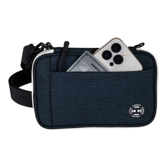Harrows Smart Case XL dart wallet Eine blaue Tasche mit Vorderfach enthält ein Smartphone und eine Kreditkarte. Am unteren Rand der Tasche befindet sich ein rundes weißes Logo.