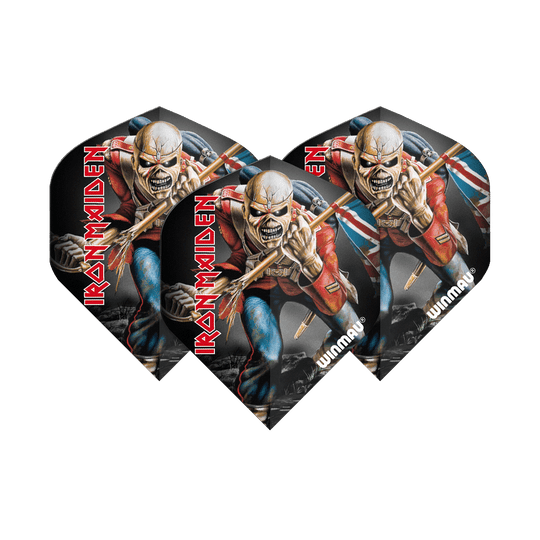 6905-224_Winmau_Rockstar_Legends_Iron_Maiden_Eddie_Standard_Flights_1odieKfvbhFz37 Auf dem Bild sind drei Dart-Flights zu sehen, die das Motiv von Eddie, dem Maskottchen der Band Iron Maiden, zeigen. Die Flights tragen die Aufschrift "IRON MAIDEN" und das Logo von Winmau.