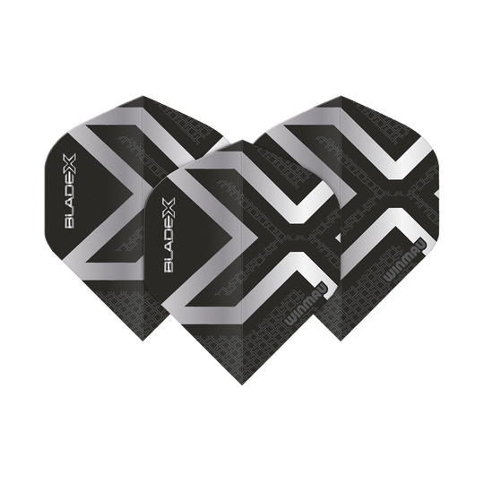 Hier sind die Winmau Prism Delta Blade X Metallic Silver No2 Standard Flights abgebildet. Es handelt sich um silberne Dartflights für präzises Darten.