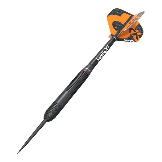 Karella Daniel Klose steel darts Das Bild zeigt einen Karella Daniel Klose Steeldart. Der Dartpfeil ist schwarz mit orangem Flights und hat ein modernes Design.