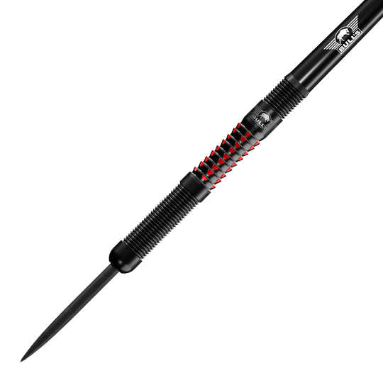 Auf dem Bild ist der Bulls NL Benjamin Pratnemer Steeldart mit 20g Gewicht zu sehen. Der Dart hat ein schwarzes Design mit roten Akzenten und feinen Rillen für besseren Halt.