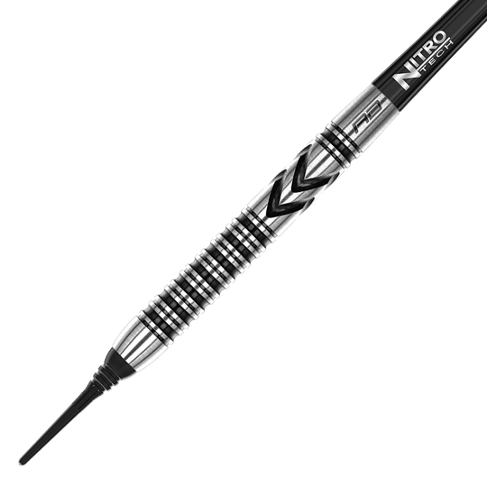 RD2471_Red_Dragon_Gerwyn_Price_Thunderbolt_Softdarts_2 Das Bild zeigt den Red Dragon Gerwyn Price Thunderbolt Softdart mit einem Gewicht von 20g. Der Dart ist silberfarben mit schwarzen Rillen und einer markanten Gravur.