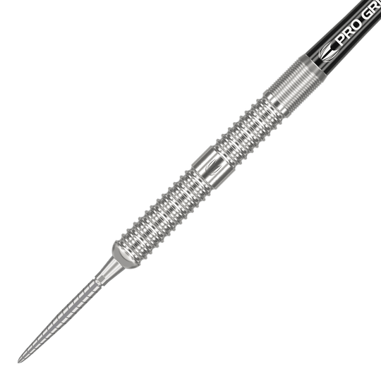 Target Sebastian Bialecki GEN1 Swiss Point Steeldarts - 22g Auf dem Bild ist ein steeldart mit silbernem, gerilltem Barrel und spitzem Metallkopf zu sehen. Es handelt sich um das Produkt "Target Sebastian Bialecki GEN1 Swiss Point Steeldarts - 22g".
