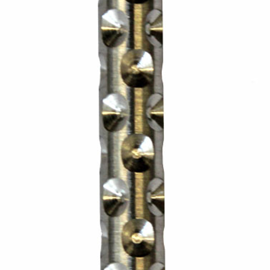 mcg4 Das Bild zeigt das Produkt "McDart Hole Grip". Es handelt sich um einen zylindrischen Metallstab mit mehreren runden Vertiefungen an der Oberfläche.